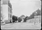 Drottninggatan i Linköping. 

Bilder från gatuhörn i staden Linköping åren 1909 till 1913. Bilderna är tagna i centrala Linköping i ett projekt att dokumentera Linköping för Linköpings stad.