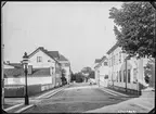 Drottninggatan i Linköping. 
Hörnet mor Snickaregatan.
 Bilder från gatuhörn i staden Linköping åren 1909 till 1913. Bilderna är tagna i centrala Linköping i ett projekt att dokumentera Linköping för Linköpings stad.