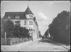 Drottninggatan i Linköping. 

Bilder från gatuhörn i staden Linköping åren 1909 till 1913. Bilderna är tagna i centrala Linköping i ett projekt att dokumentera Linköping för Linköpings stad.