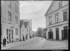 Djurgårdsgatan i Linköping. Carl A Carlssons cigarraffär. Gustaf Sundells handelsskola.


Bilder från gatuhörn i staden Linköping åren 1909 till 1913. Bilderna är tagna i centrala Linköping i ett projekt att dokumentera Linköping för Linköpings stad.