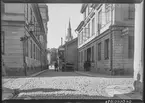 Domkyrkogatan i Linköping. Hörnet mot Klostergatan. Rum för resande. Man ser domkyrkotornet rakt fram i bilden.

Bilder från gatuhörn i staden Linköping åren 1909 till 1913. Bilderna är tagna i centrala Linköping i ett projekt att dokumentera Linköping för Linköpings stad.