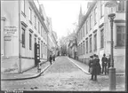 Domkyrkogatan i Linköping. Hörnet mot Platensgatan. Stora torget.
Man skymtar domkyrkotornet på bilden. Östergötlands Fisk- og vildtaffär.

Bilder från gatuhörn i staden Linköping åren 1909 till 1913. Bilderna är tagna i centrala Linköping i ett projekt att dokumentera Linköping för Linköpings stad.