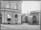 Stora badstugatan i Linköping. Eric Cronstrand Nygatan , skrädderi samt butik för kläder, hattar, rockar, kostymer.


Bilder från gatuhörn i staden Linköping åren 1909 till 1913. Bilderna är tagna i centrala Linköping i ett projekt att dokumentera Linköping för Linköpings stad.