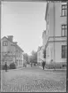 Barnhemsgatan i Linköping.
Hovfotograf S Swenssons fotoateljé.

Bilder från gatuhörn i staden Linköping åren 1909 till 1913. Bilderna är tagna i centrala Linköping i ett projekt att dokumentera Linköping för Linköpings stad.