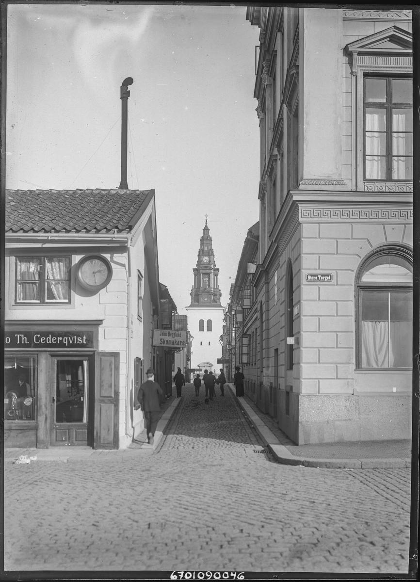 Borgmästaregatan i Linköping. Hörnet mot Stora torget. 

Bilder från gatuhörn i staden Linköping åren 1909 till 1913. Bilderna är tagna i centrala Linköping i ett projekt att dokumentera Linköping för Linköpings stad.