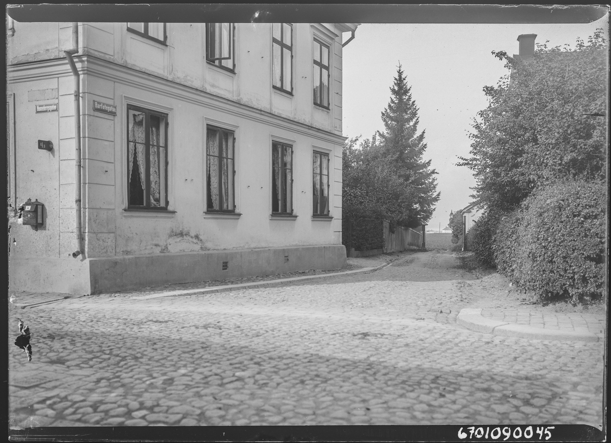 Barfotegatan och hörnet mot Hunnebergsgatan.


Bilder från gatuhörn i staden Linköping åren 1909 till 1913. Bilderna är tagna i centrala Linköping i ett projekt att dokumentera Linköping för Linköpings stad.