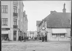 Bokhållaregatan i Linköping. Vy från Hospitalstorget mot Stora torget. 

Urmakare och klädesaffär.

Bilder från gatuhörn i staden Linköping åren 1909 till 1913. Bilderna är tagna i centrala Linköping i ett projekt att dokumentera Linköping för Linköpings stad.