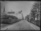 Apotekaregatan i Linköping. Skylt mot Anna Löfgrens hembageri. Kullerstensgata.

Bilder från gatuhörn i staden Linköping åren 1909 till 1913. Bilderna är tagna i centrala Linköping i ett projekt att dokumentera Linköping för Linköpings stad.