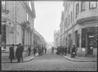 Apotekaregatan i Linköping. Hörnet mot Storgatan. Hydén och Rundströms Järnhandel. L Hallbergs Tobaksghandel.
Bilder från gatuhörn i staden Linköping åren 1909 till 1913. Bilderna är tagna i centrala Linköping i ett projekt att dokumentera Linköping för Linköpings stad.