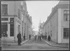 Apotekaregatan i Linköping. Hörnet mot Storgatan. Axel Karlssons manskläder.

 Bilder från gatuhörn i staden Linköping åren 1909 till 1913. Bilderna är tagna i centrala Linköping i ett projekt att dokumentera Linköping för Linköpings stad.