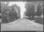 Apotekaregatan i Linköping. Hörnet mot Ågatan. 
Bilder från gatuhörn i staden Linköping åren 1909 till 1913. Bilderna är tagna i centrala Linköping i ett projekt att dokumentera Linköping för Linköpings stad.