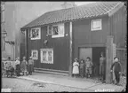 Hunnebergsgatan nr 16. Obs! Foto: Didrik von Essen. Man ser ett antal barn på bilden framför byggnaedn.

Bilder från gatuhörn i staden Linköping åren 1909 till 1913. Bilderna är tagna i centrala Linköping i ett projekt att dokumentera Linköping för Linköpings stad.