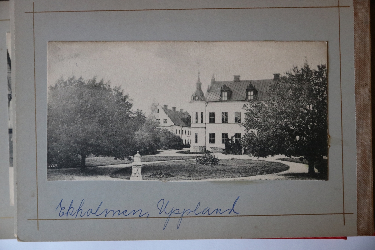 Vykortet har motiv av Ekholmens slott, Veckholms socken, Enköping.  Bilden är fotograferad av Anders Willmanson före 1905.

Vykortet är inklistrat i vykortsalbum EM6774:k.