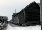 August Nilssons lada. I bakgrunden korsningen mellan landsvägen och bygatan.