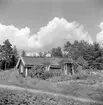 Ryggåsstugan Borgholm -lokalt även kallad Gropa- i Vreta kloster hyste sannolikt ännu någorlunda fast boende när stugan dokumenterades 1950. Det vaga antagandet har sin grund i de fabriksarbetare som ofta kortare tid nyttjade huset som bostad vid tjänst i det närliggande Ljungs tegelbruk. Stugan var rimligtvis uppförd under 1840-talet, då det först nämns i källorna som nybygge. Här en vy från söder.