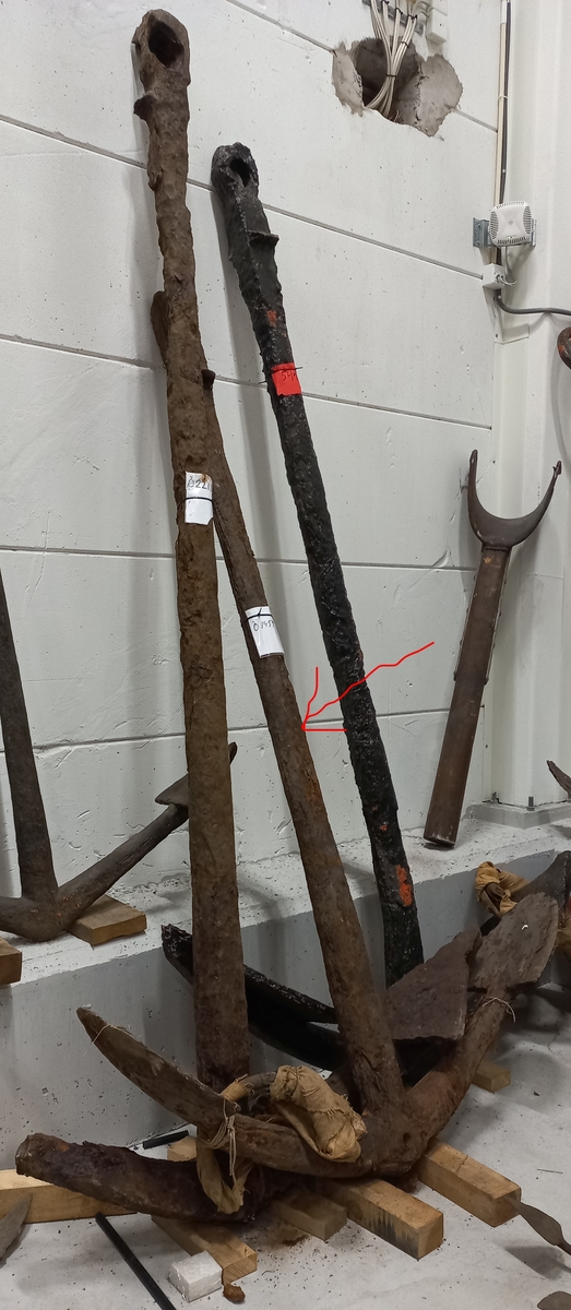 Skeppsankare, stark förrostat. Med röring och fals för stocken. Stocken saknas dock. Troligen från det i Öresund sjunkna örlogsskepp Morgonstjernan.