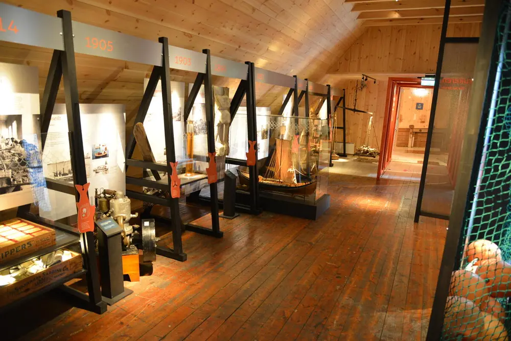 Bildet viser et utsnitt av utstillingen Det eventyrlige fisket, med gjenstander og montere