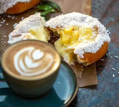 En fristende kopp kaffe og deilig skolebolle på vår museumskafé Bod 24 Sandviken
