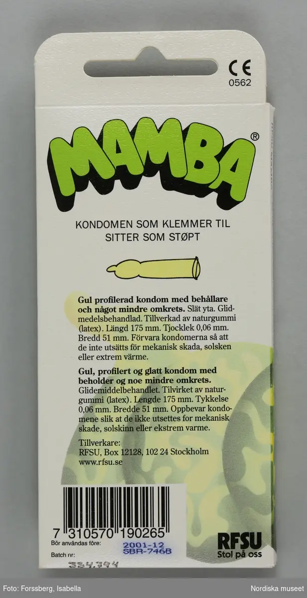 Rektangulär pappförpackning. På framsidan bidl på gröngul orm samt text: "MAMBA / KONDOMEN SOM KRAMAS / SITTER SOM GJUTEN / RFSU / LITA PÅ OSS". 
Förpackningen öppnas som en bok och innut, fack för kondomer (saknas) samt instruktionstext på svenska och norska om hur den ska användas. På baksidan ytterligare text och information om kondomernas material på svenska och  norska. 
/Leif Wallin 2023-02-22