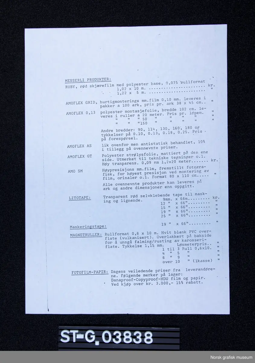 Fargerik folder som presenterer Messerli montasjefolie. Inni folderen er to prislister fra Norleas A.S, serigrafisk fagforretning, enkelt sort trykk på hvitt papir.