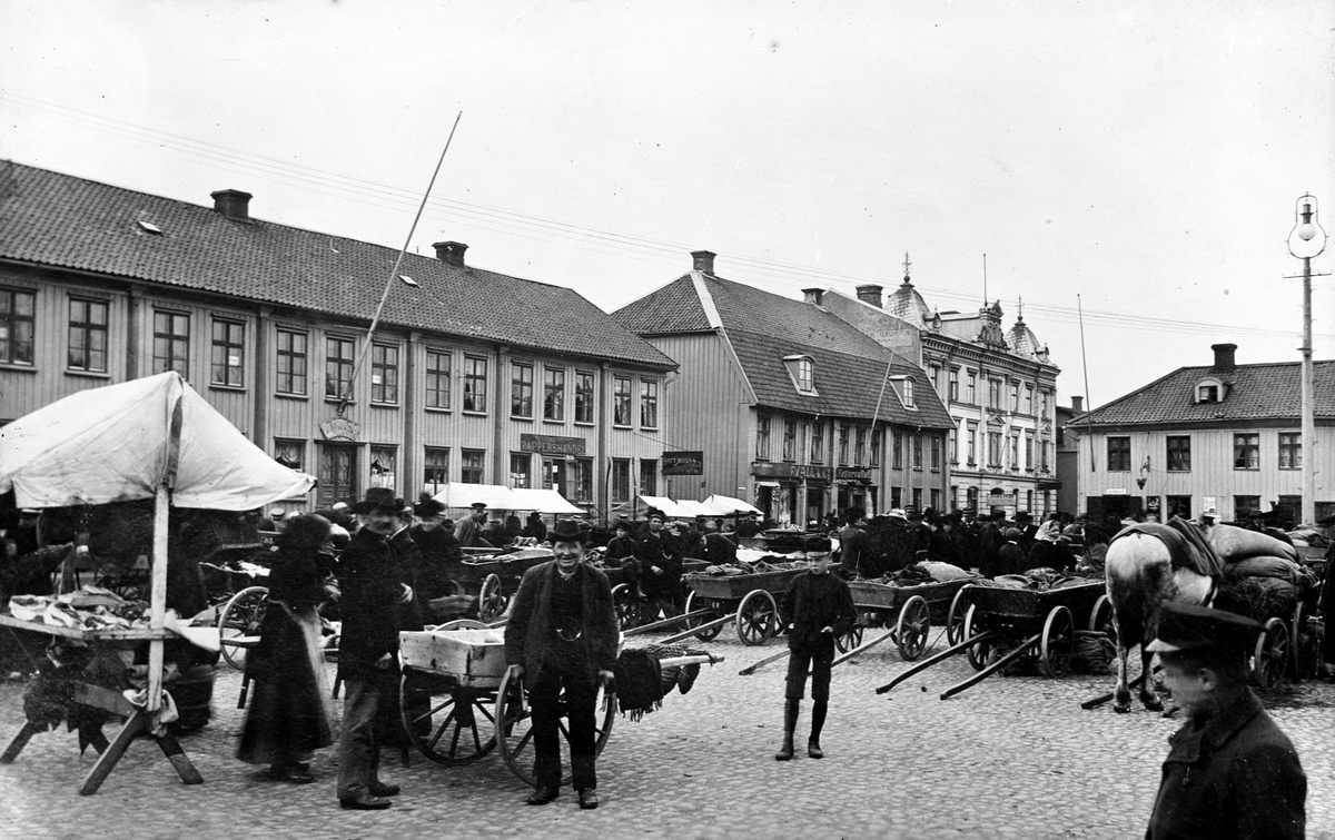 Torgdag på Stortorget i Skara