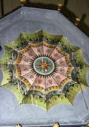 Målning i prediksolens tak i Frykeruds kyrka.