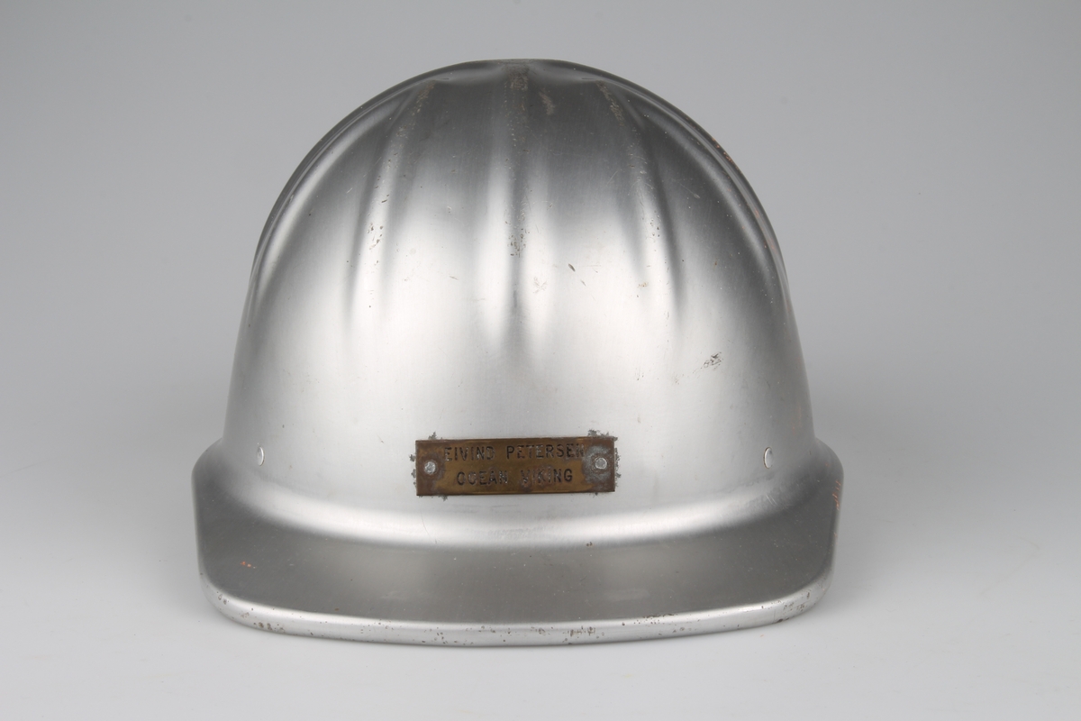 Vernehjelm med navneplate foran.