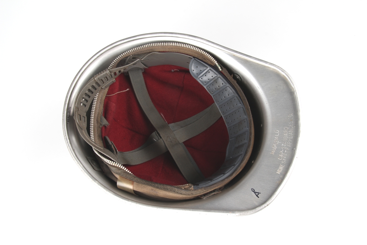 Vernehjelm med navneplate foran.