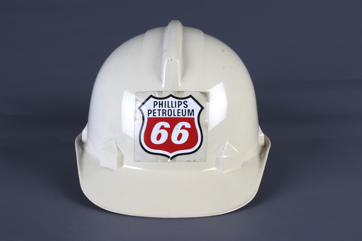 Hvit vernehjelm med Phillips Petroleum sin logo foran.