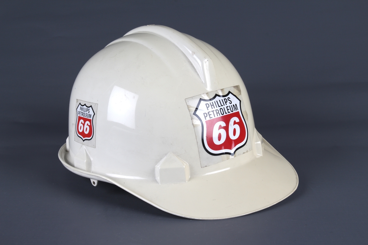 Hvit vernehjelm med Phillips Petroleum sin logo foran.