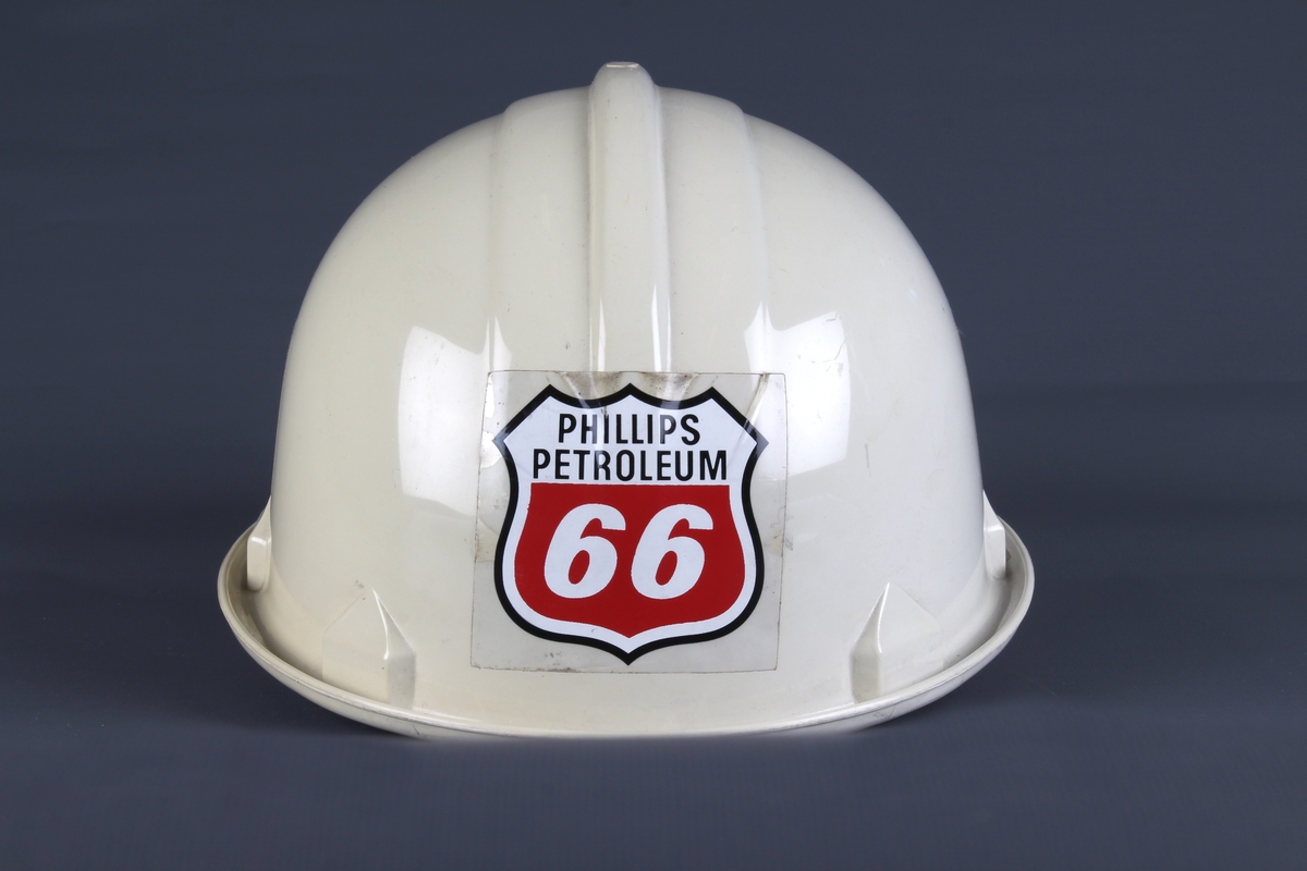 Hvit vernehjelm med Phillips Petroleum sin logo foran.