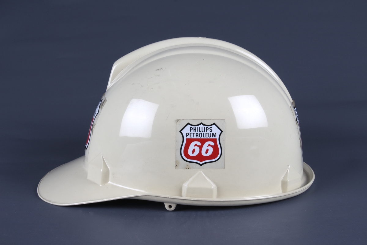 Hvit vernehjelm med Phillips Petroleum sin logo foran.