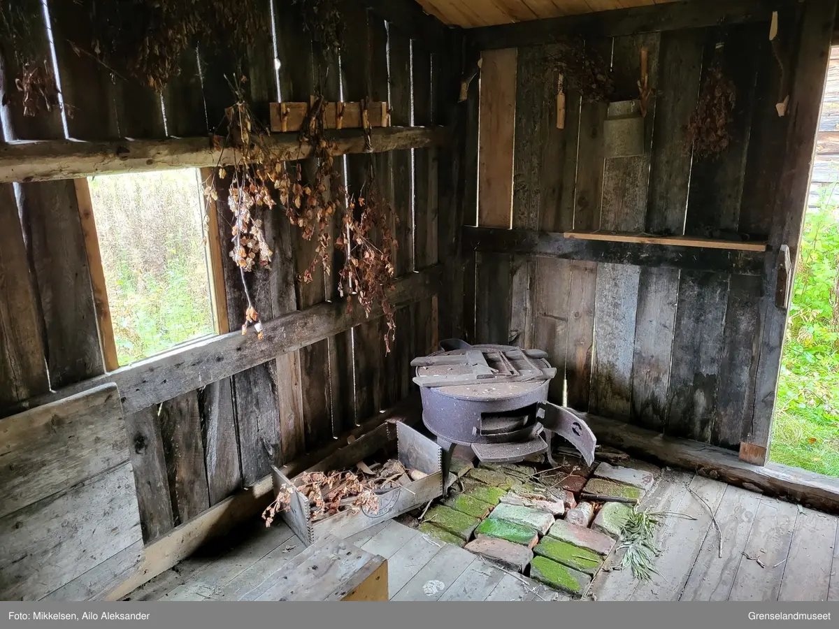 Badstue bygget på Nordre Namdal gård er et todelt bygg der den ene halvparten av bygget er en badstue og den andre halvdelen er et vedskjul. Badstuen er oppdelt i to rom med et vaskerom og en sauna.