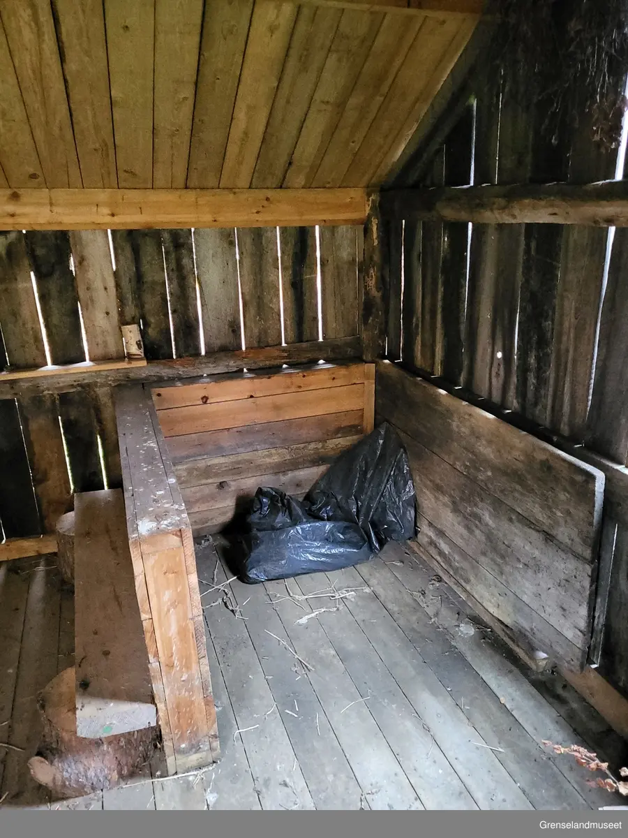 Badstue bygget på Nordre Namdal gård er et todelt bygg der den ene halvparten av bygget er en badstue og den andre halvdelen er et vedskjul. Badstuen er oppdelt i to rom med et vaskerom og en sauna.