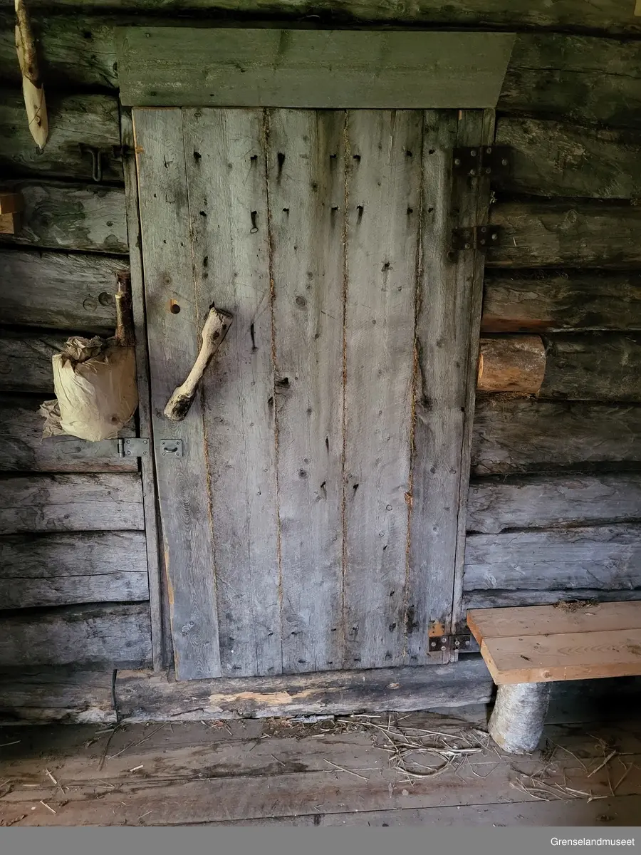 Badstue bygget på Nordre Namdal gård er et todelt bygg der den ene halvparten av bygget er en badstue og den andre halvdelen er et vedskjul. Badstuen er oppdelt i to rom med et vaskerom og en sauna.