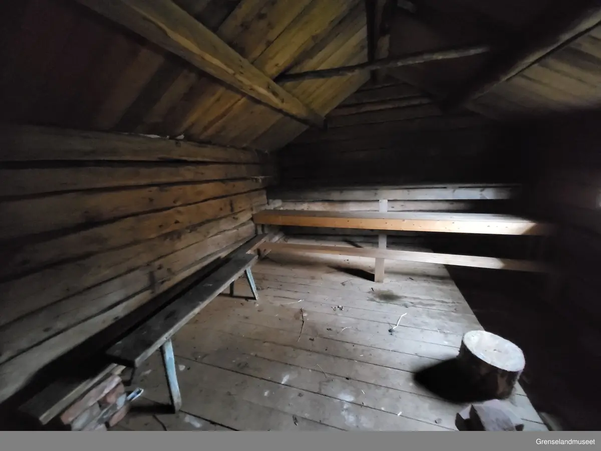 Badstue bygget på Nordre Namdal gård er et todelt bygg der den ene halvparten av bygget er en badstue og den andre halvdelen er et vedskjul. Badstuen er oppdelt i to rom med et vaskerom og en sauna.