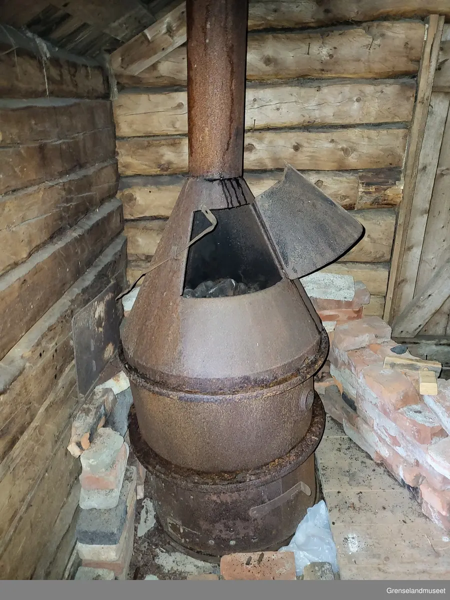 Badstue bygget på Nordre Namdal gård er et todelt bygg der den ene halvparten av bygget er en badstue og den andre halvdelen er et vedskjul. Badstuen er oppdelt i to rom med et vaskerom og en sauna.