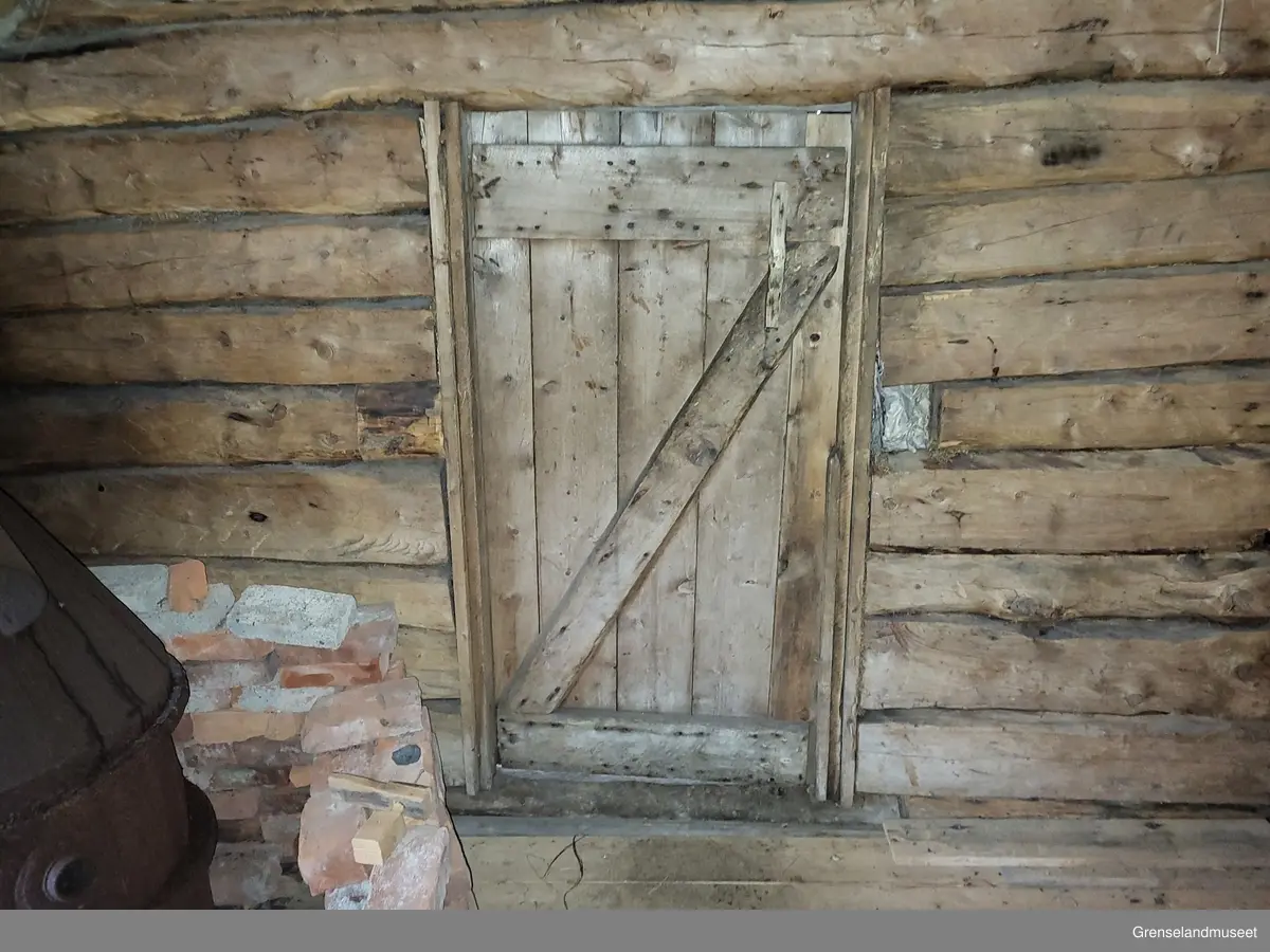 Badstue bygget på Nordre Namdal gård er et todelt bygg der den ene halvparten av bygget er en badstue og den andre halvdelen er et vedskjul. Badstuen er oppdelt i to rom med et vaskerom og en sauna.