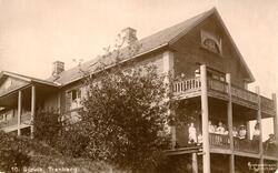 Postkort Tranberg Gård, veranda med gjester.