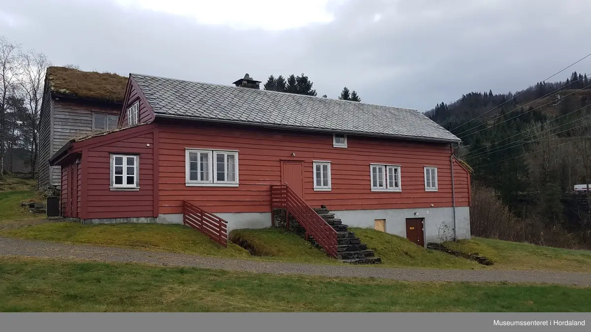 Stor lemstove med stove, gang, bu, kleve og sval. Skytje på begge endar. I andre høgda to lemar og ark i tillegg til utelem. Sjølve stova er eldst, frå 1600-talet. Eldfast kjellar innreidd med to magasin/arkivrom, og eit grovkjøkken med utslagsvask og arbeidsbenkar, ellers lagerrom.