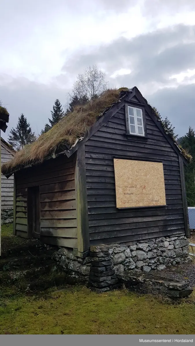 Lita lafta stove med lem og torvtak. Innreia som felemakarverkastad.