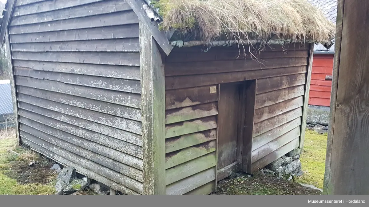 Lita lafta stove med lem og torvtak. Innreia som felemakarverkastad.