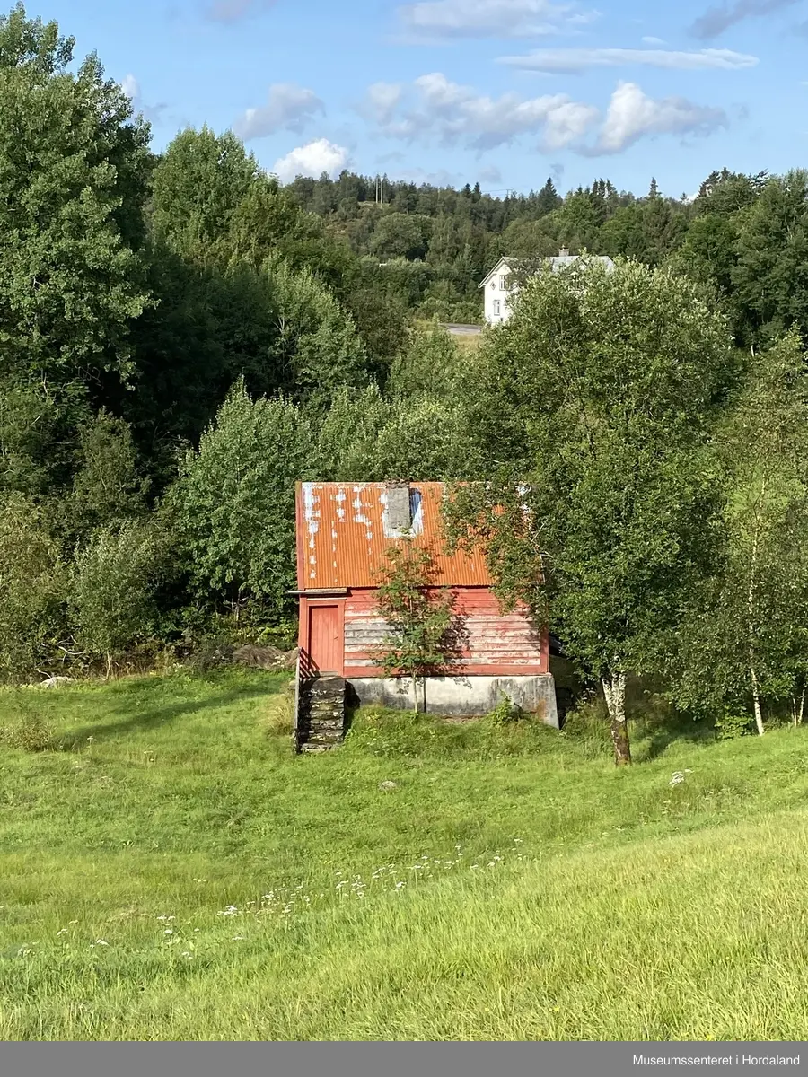 Raudmalt smie med tak i bølgeblekk. Opphaveleg drevet med vasskraft frå Loneelva. 