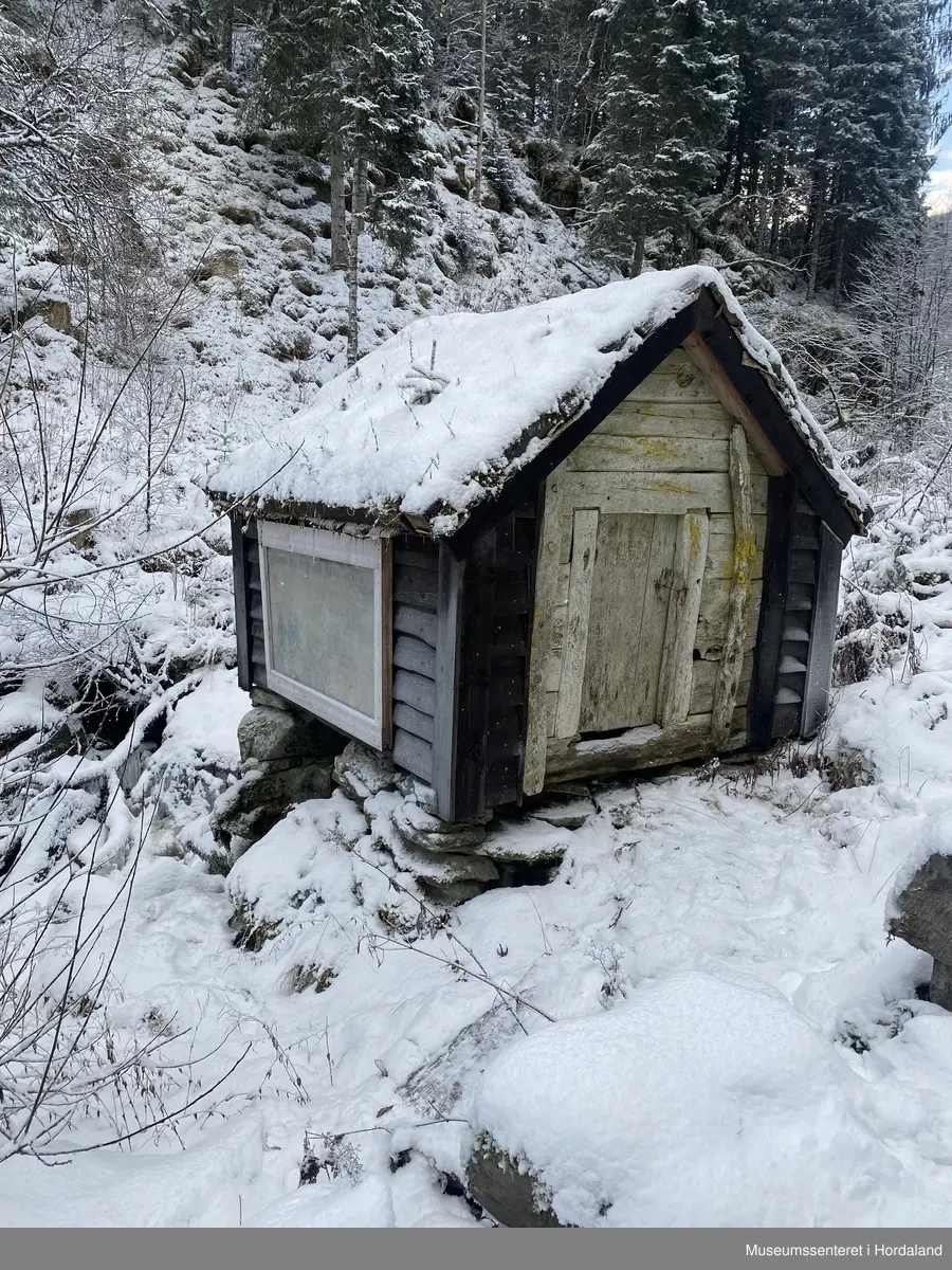 Lite kvernhus ved elva på Vevle.