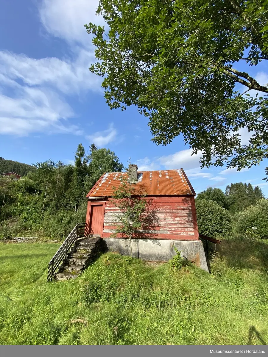 Raudmalt smie med tak i bølgeblekk. Opphaveleg drevet med vasskraft frå Loneelva. 