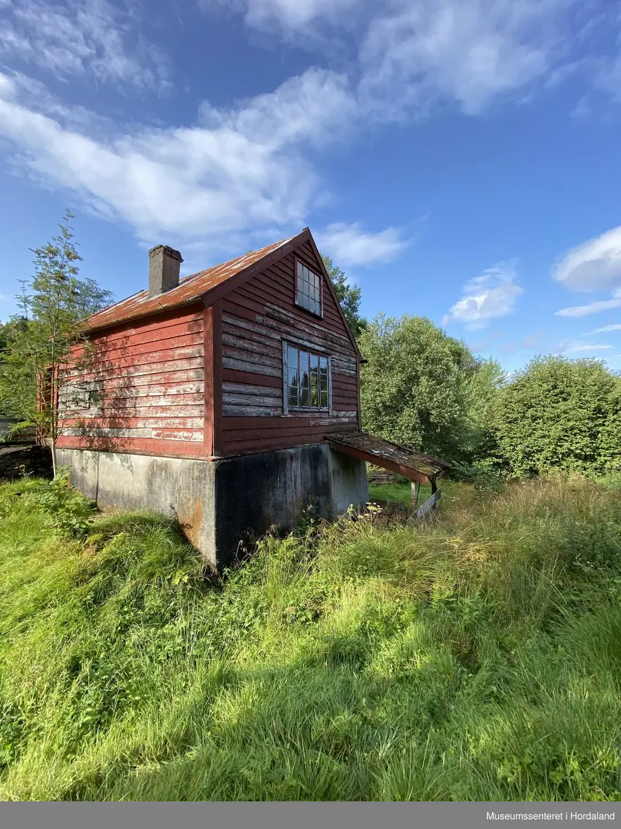 Raudmalt smie med tak i bølgeblekk. Opphaveleg drevet med vasskraft frå Loneelva. 