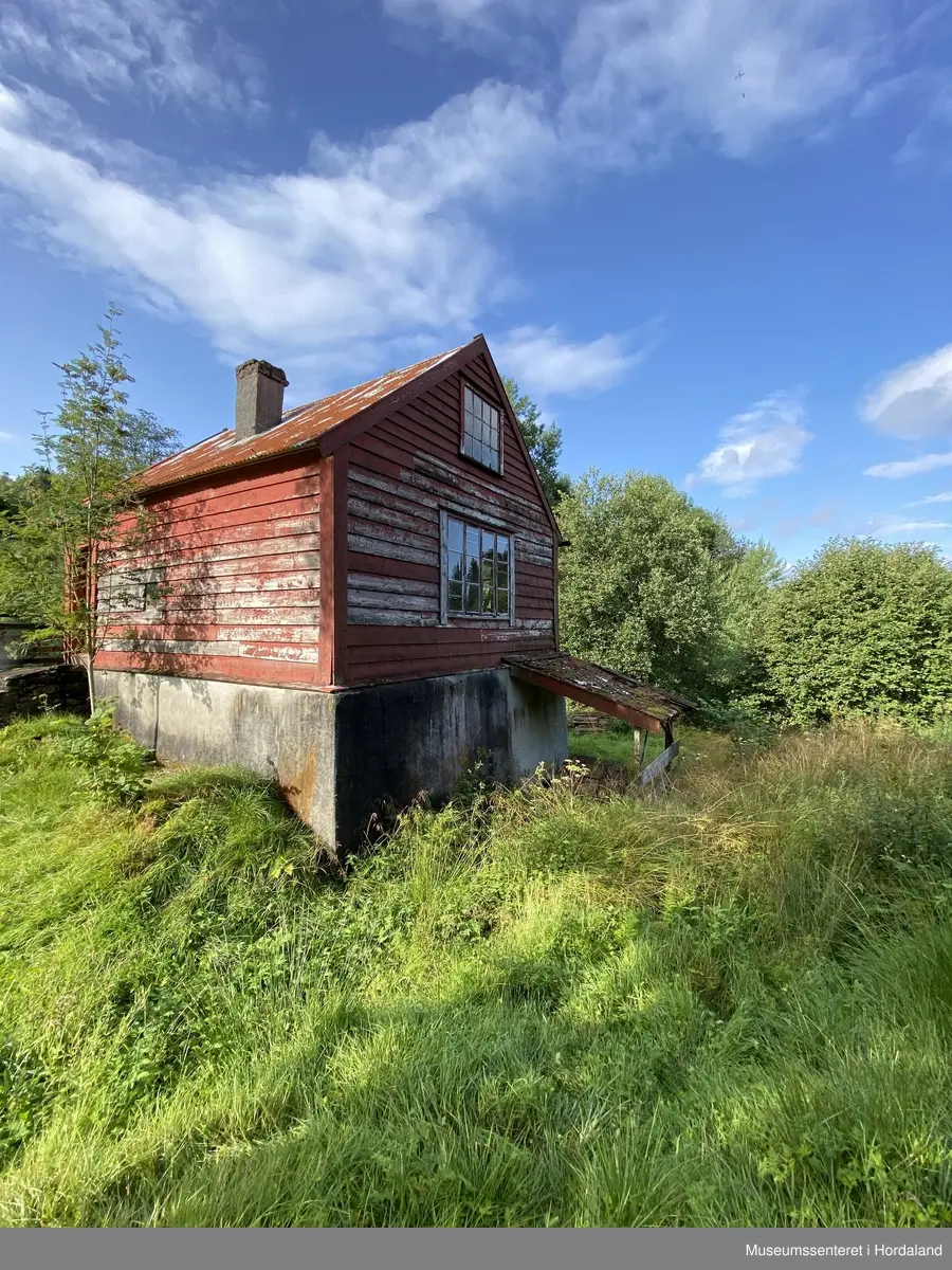 Raudmalt smie med tak i bølgeblekk. Opphaveleg drevet med vasskraft frå Loneelva. 
