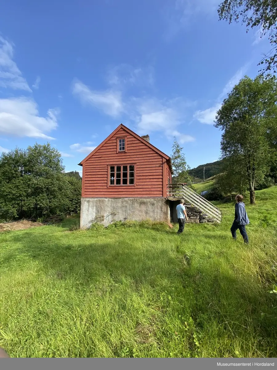 Raudmalt smie med tak i bølgeblekk. Opphaveleg drevet med vasskraft frå Loneelva. 