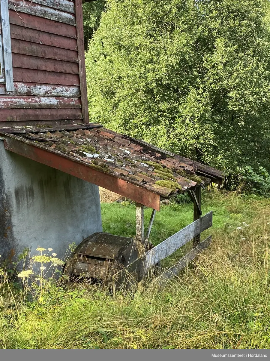 Raudmalt smie med tak i bølgeblekk. Opphaveleg drevet med vasskraft frå Loneelva. 