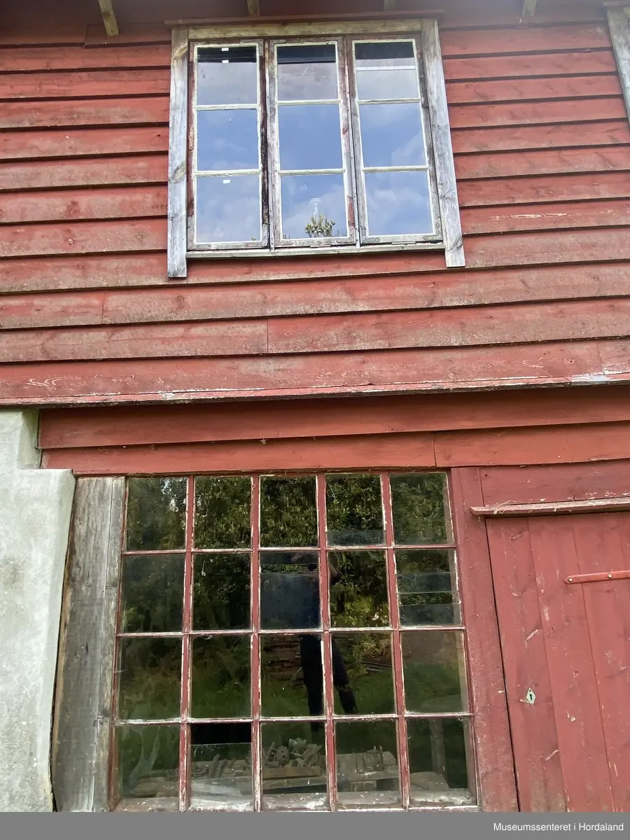Raudmalt smie med tak i bølgeblekk. Opphaveleg drevet med vasskraft frå Loneelva. 